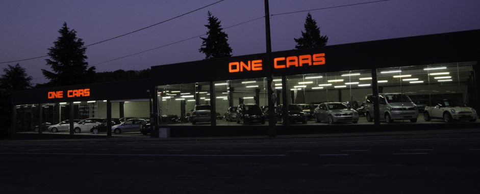Showroom ONE CARS de nuit